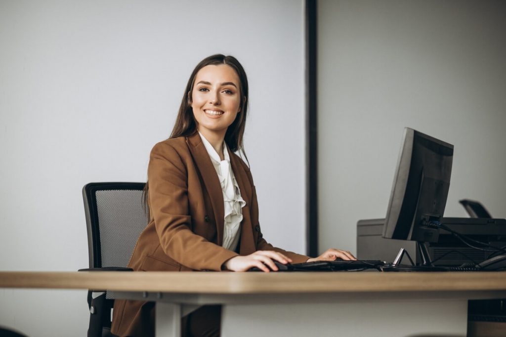 Young-business-woman-working-laptop-office